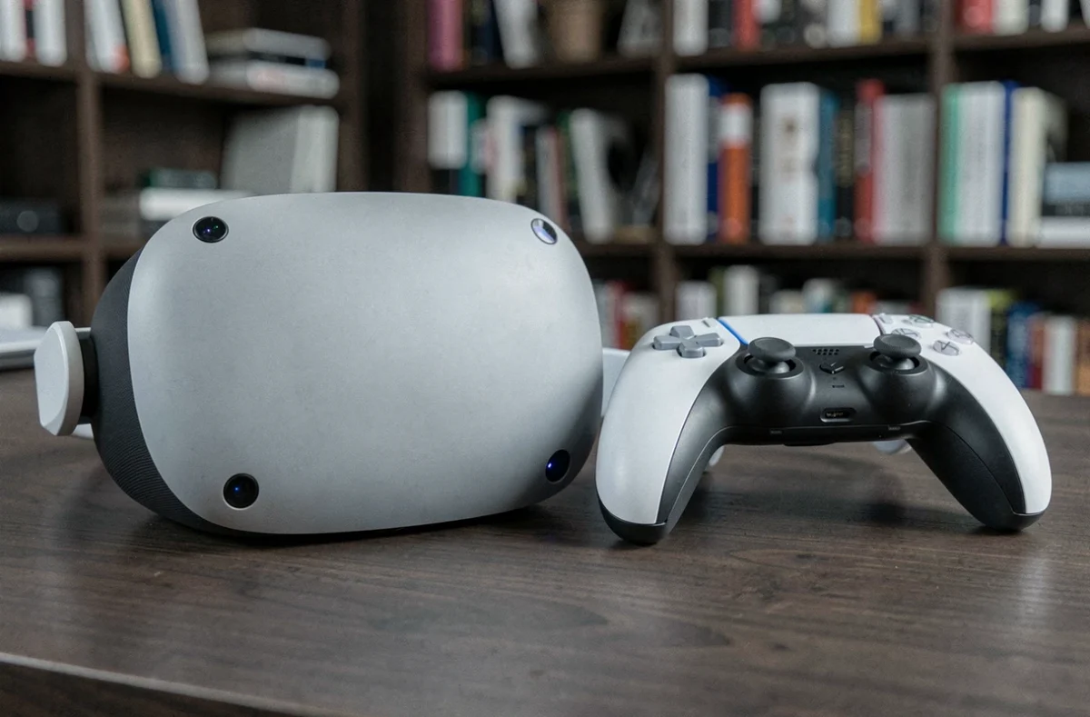 Casque Meta Quest Pro et manette DualSense PS5 posés côte à côte sur un bureau en bois sombre